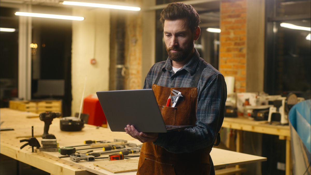 Entrepreneur consultant son site vitrine sur un ordinateur portable
