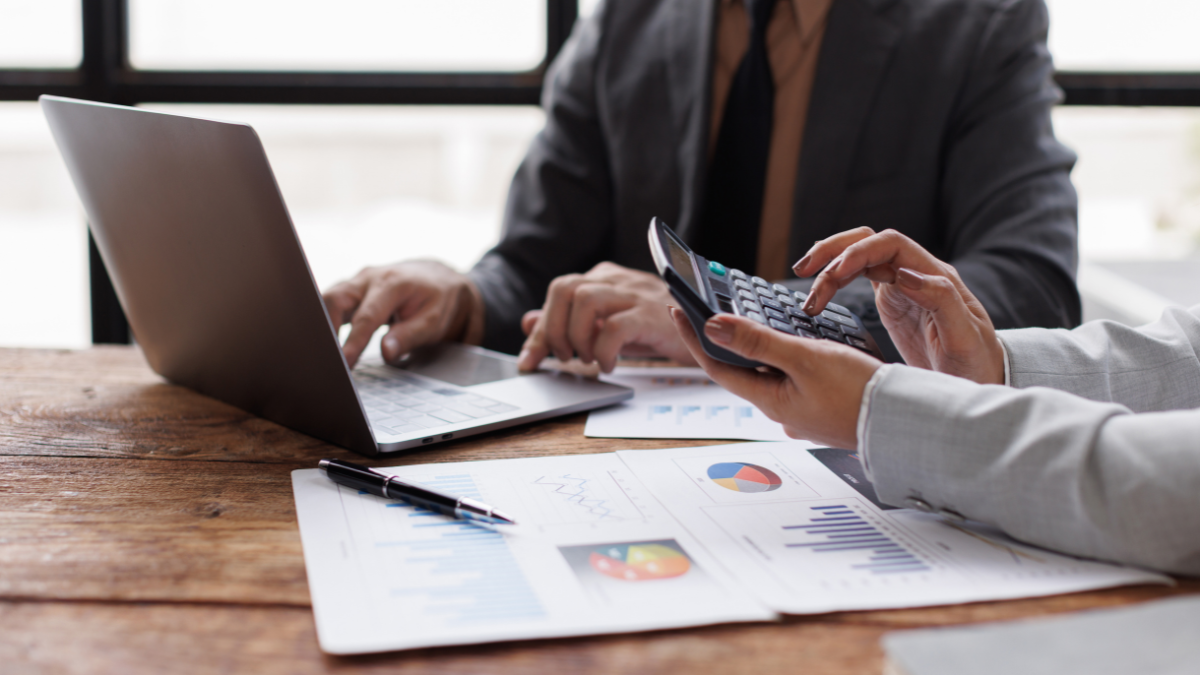 Bureau avec calculatrice et documents pour planification du budget d'un site web