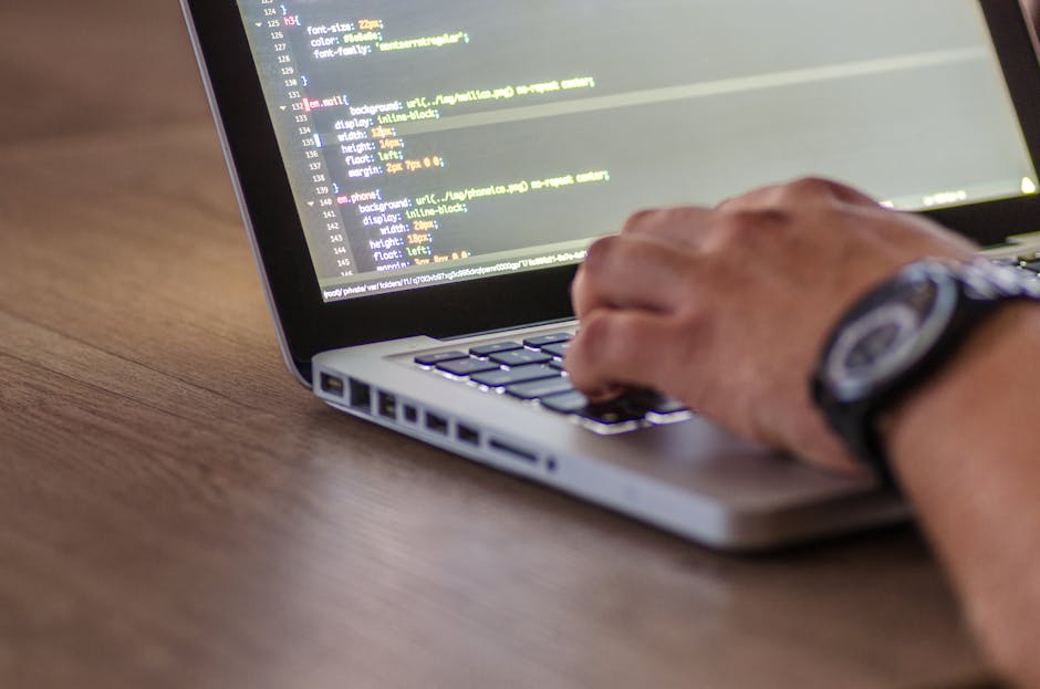 Développeur freelance codant sur son ordinateur portable