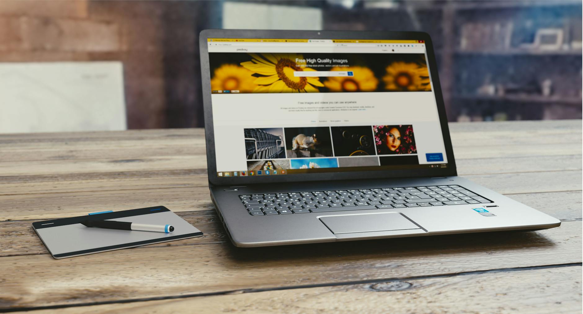 Audit du portfolio d'un développeur freelance pour un projet web sur laptop