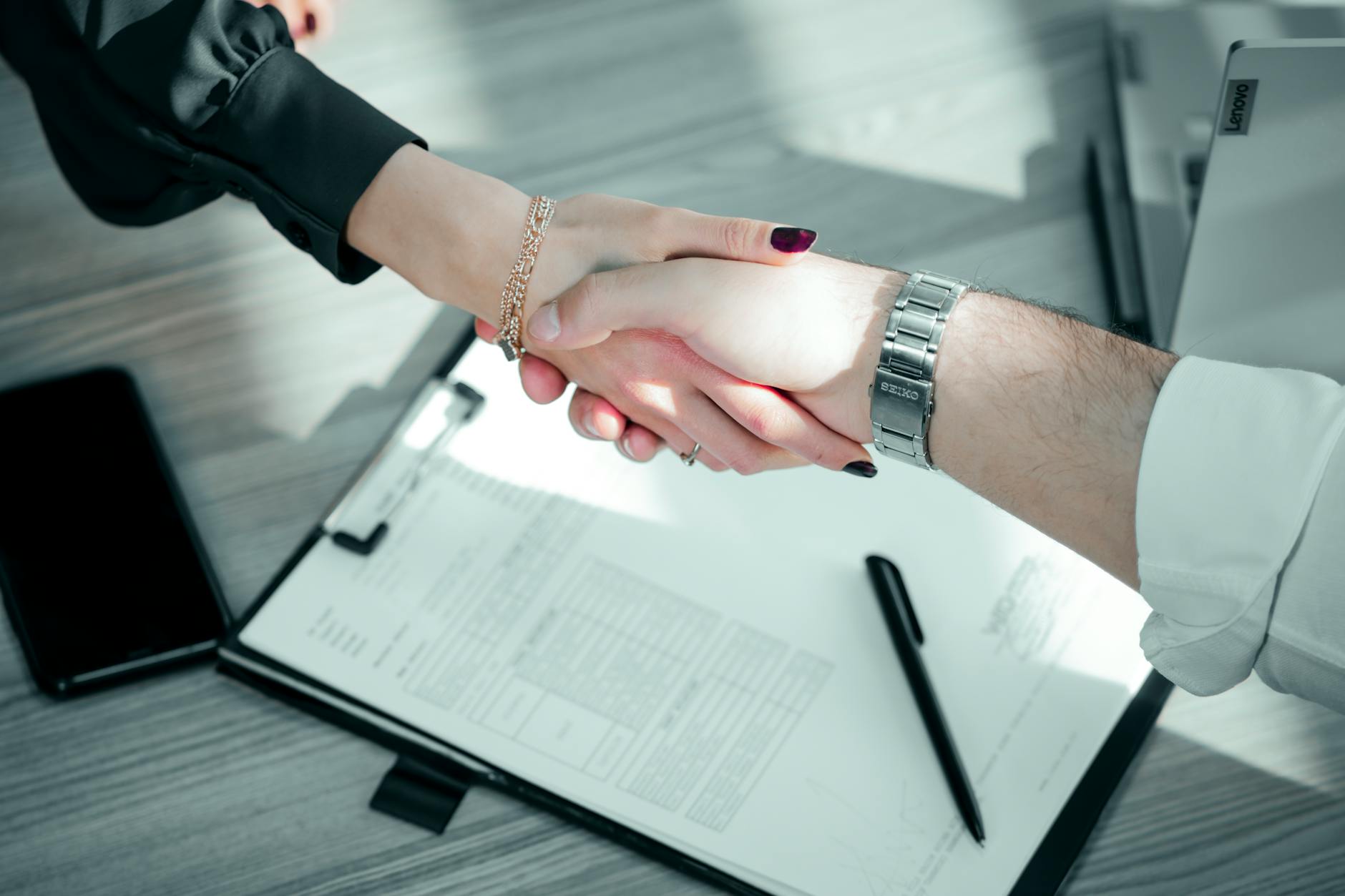 Signature de contrat avec un développeur freelance pour un projet web