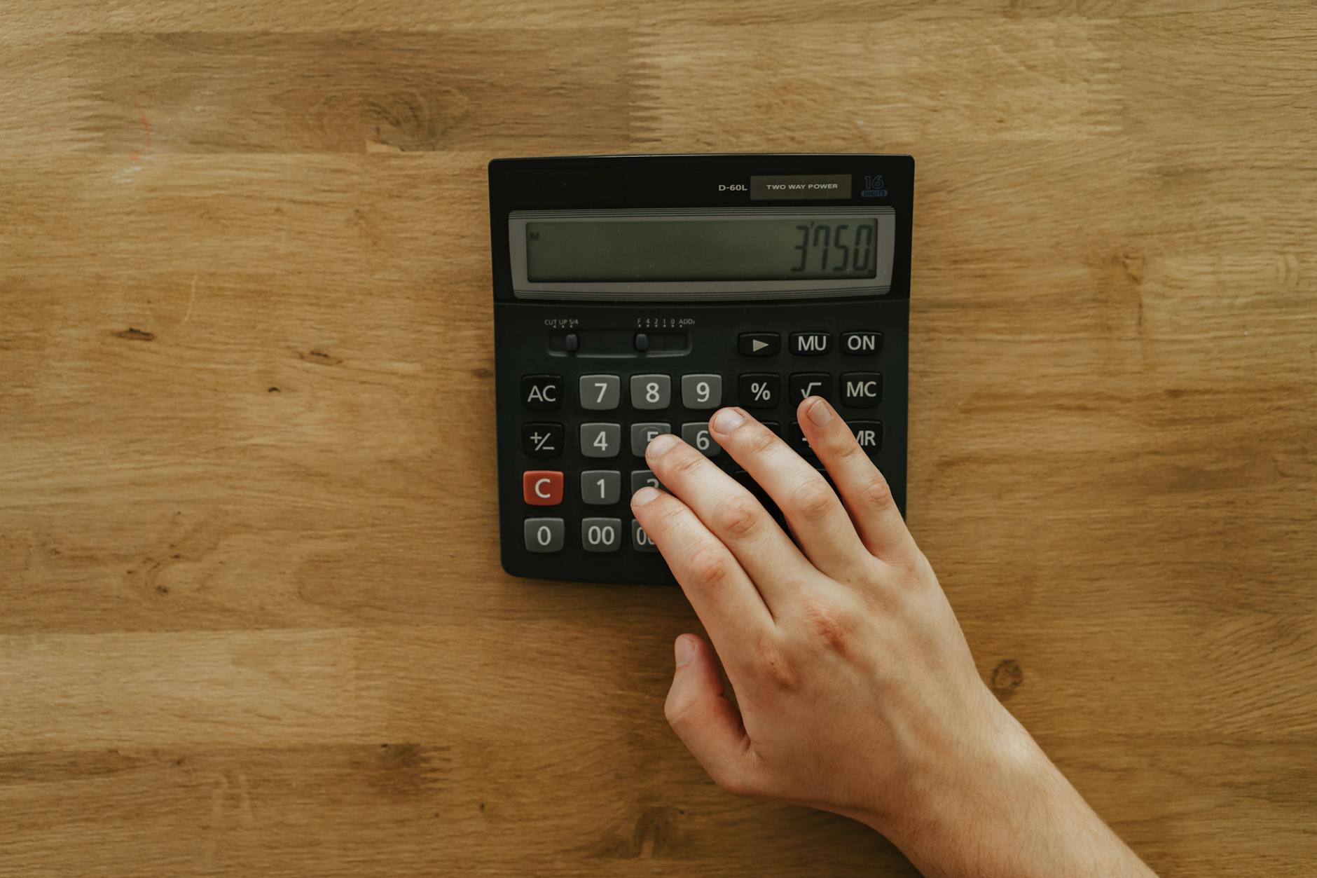Calculatrice affichant un montant de ROI site internet pour TPE PME