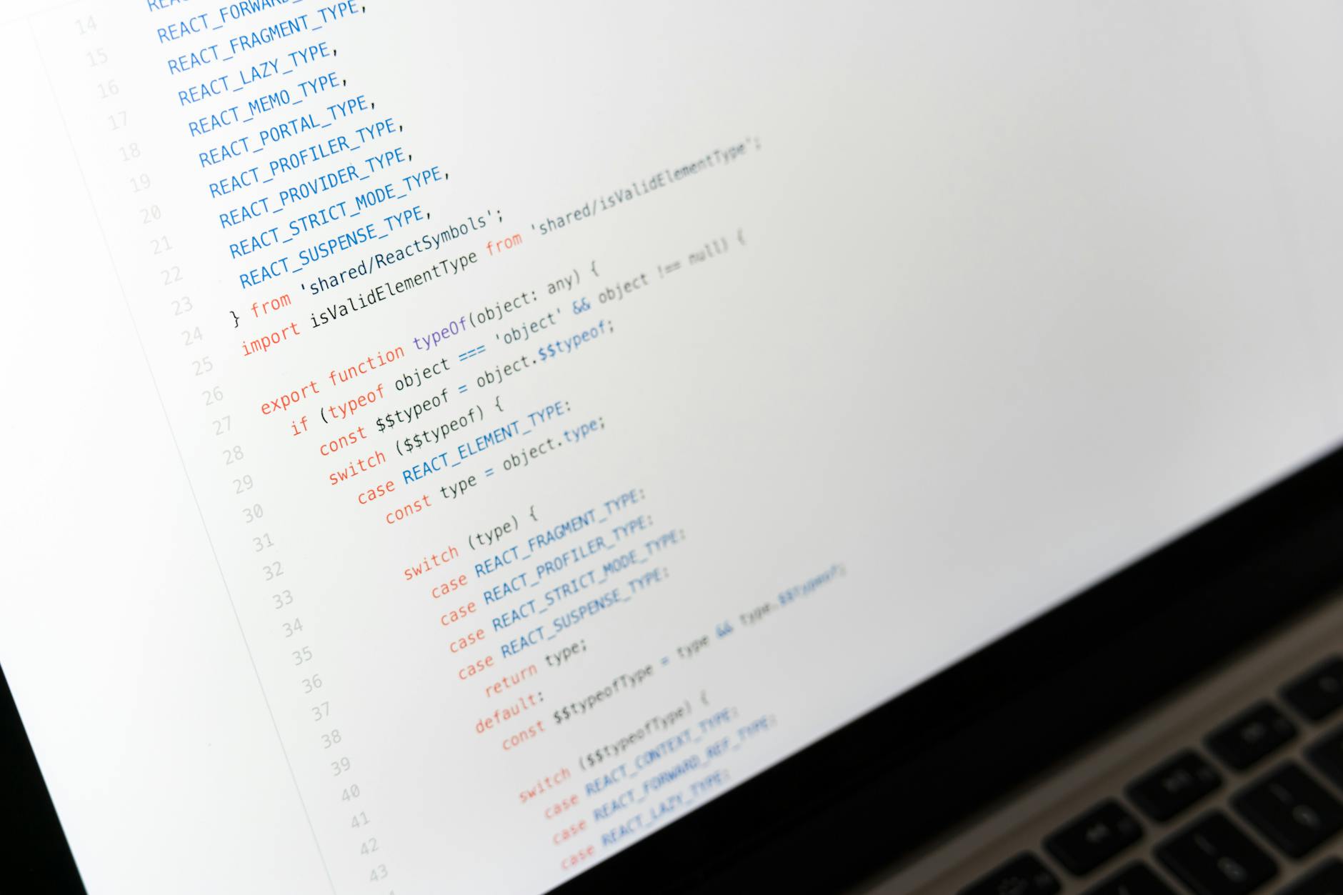 Code JavaScript Next.js sur écran d'ordinateur, framework React moderne pour site web performant