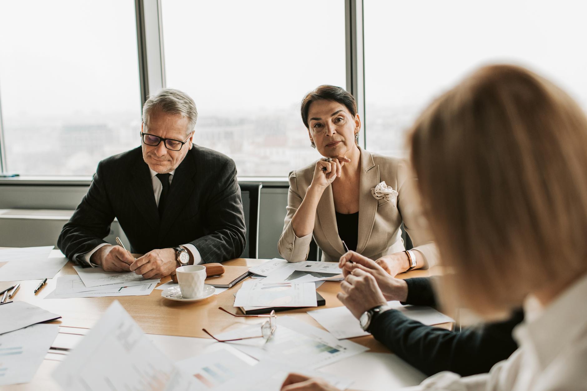 Réunion de travail pour décider entre site vitrine et landing page selon le business