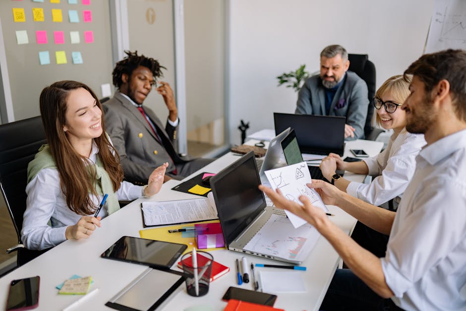 Équipe productive arbitrant entre no-code et développement sur mesure pour son outil métier