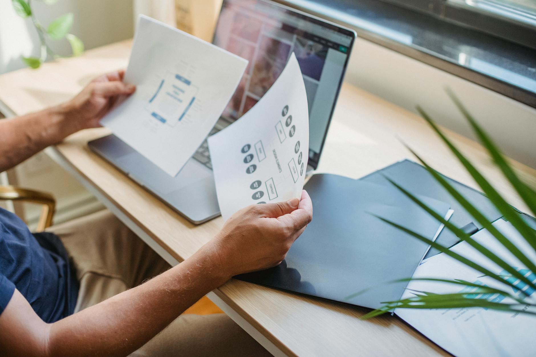 Designer travaillant sur un portfolio de réalisations pour un site internet professionnel