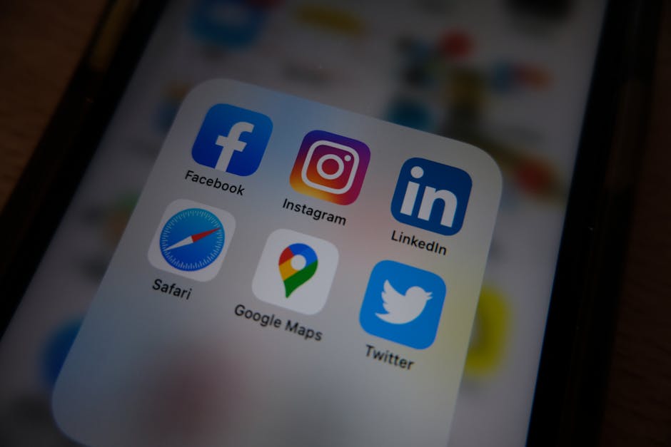 Réseaux sociaux entreprise sur smartphone, plateformes louées