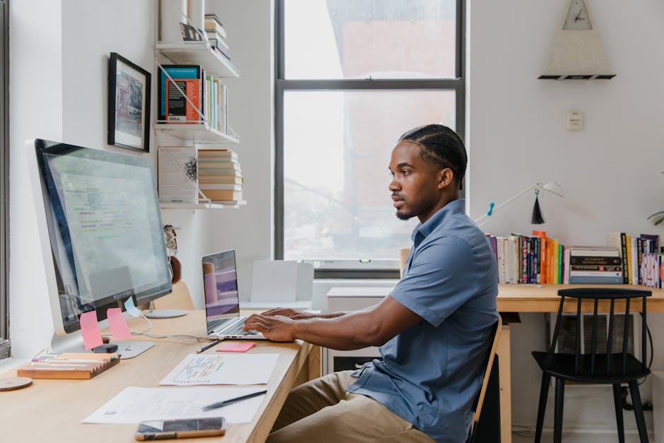 Entrepreneur travaillant sur sa stratégie digitale entre site web et réseaux sociaux