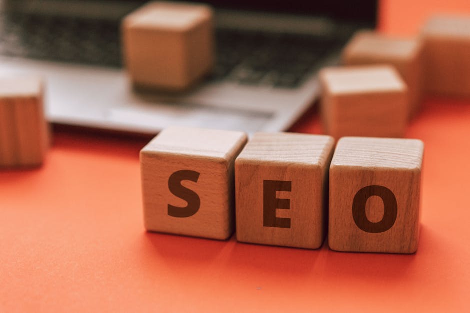 Cubes en bois formant le mot SEO sur un clavier, symbolisant les fondamentaux du référencement Google