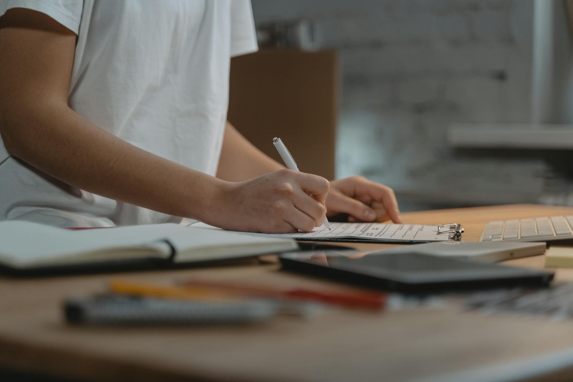 Rédaction des sections d'un cahier des charges site web sur clipboard