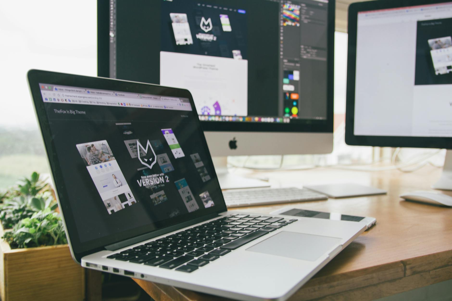 Comparatif Wix Squarespace WordPress et site sur mesure sur écran de travail