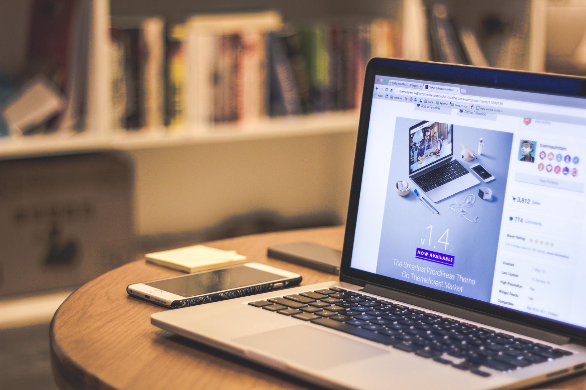 Site sur mesure rapide en cours de consultation par un visiteur sur ordinateur portable