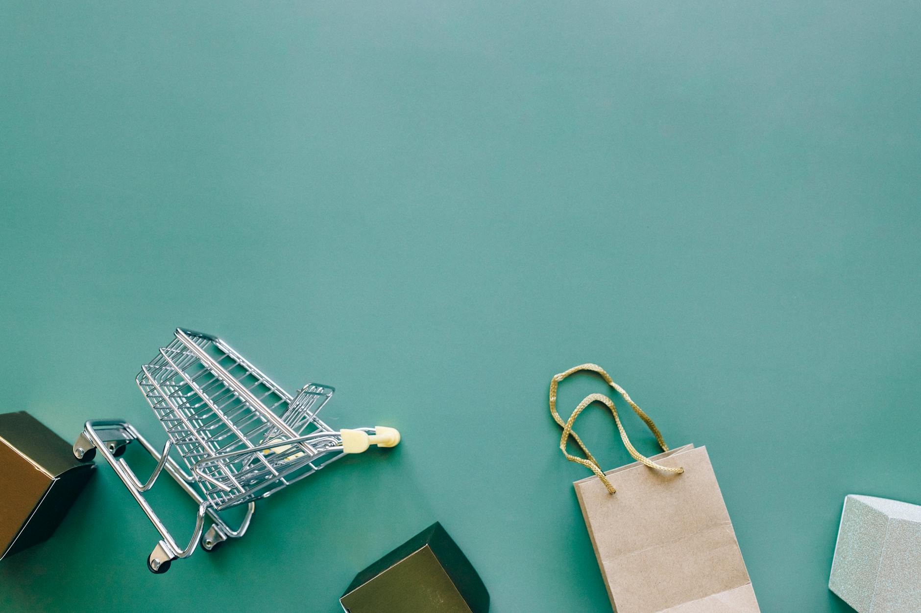 Panier d'achat et sac de shopping symbolisant le choix Shopify ou WooCommerce pour une boutique en ligne