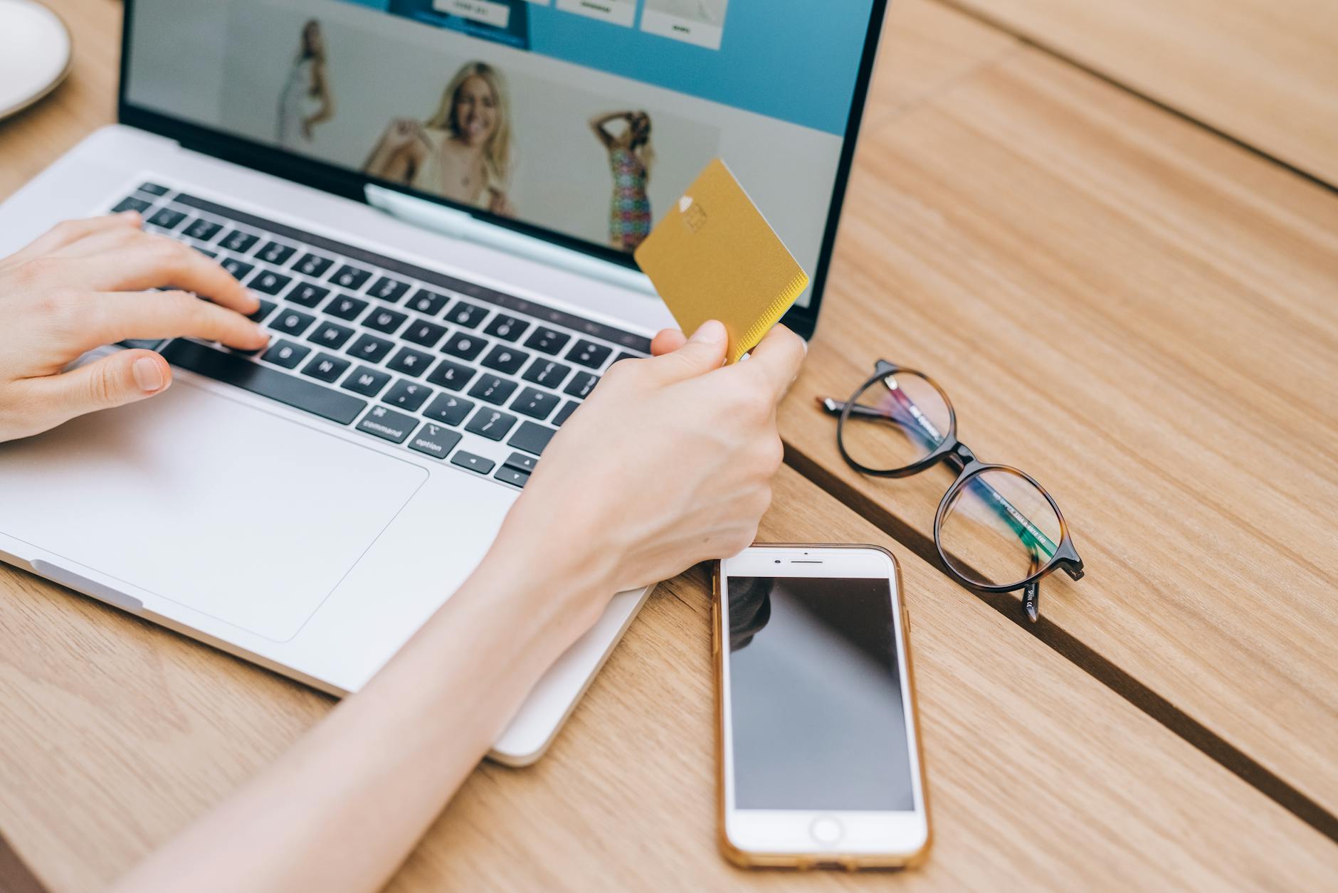 Paiement en ligne par carte bancaire sur une boutique e-commerce Shopify ou WooCommerce