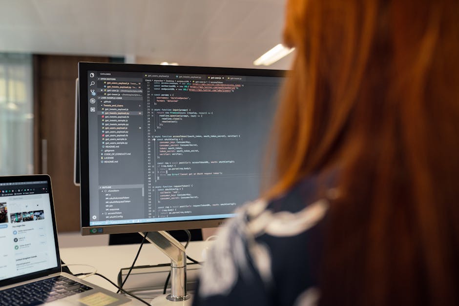 Développeuse appliquant des mises à jour de sécurité dans le cadre de la maintenance d'un site web