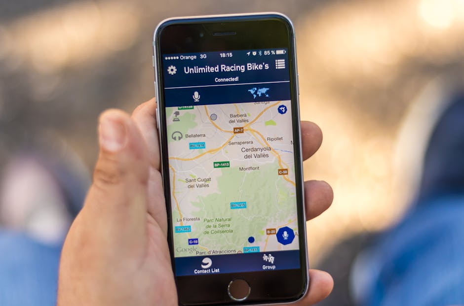 Utilisateur tapant une recherche locale sur smartphone Google Maps