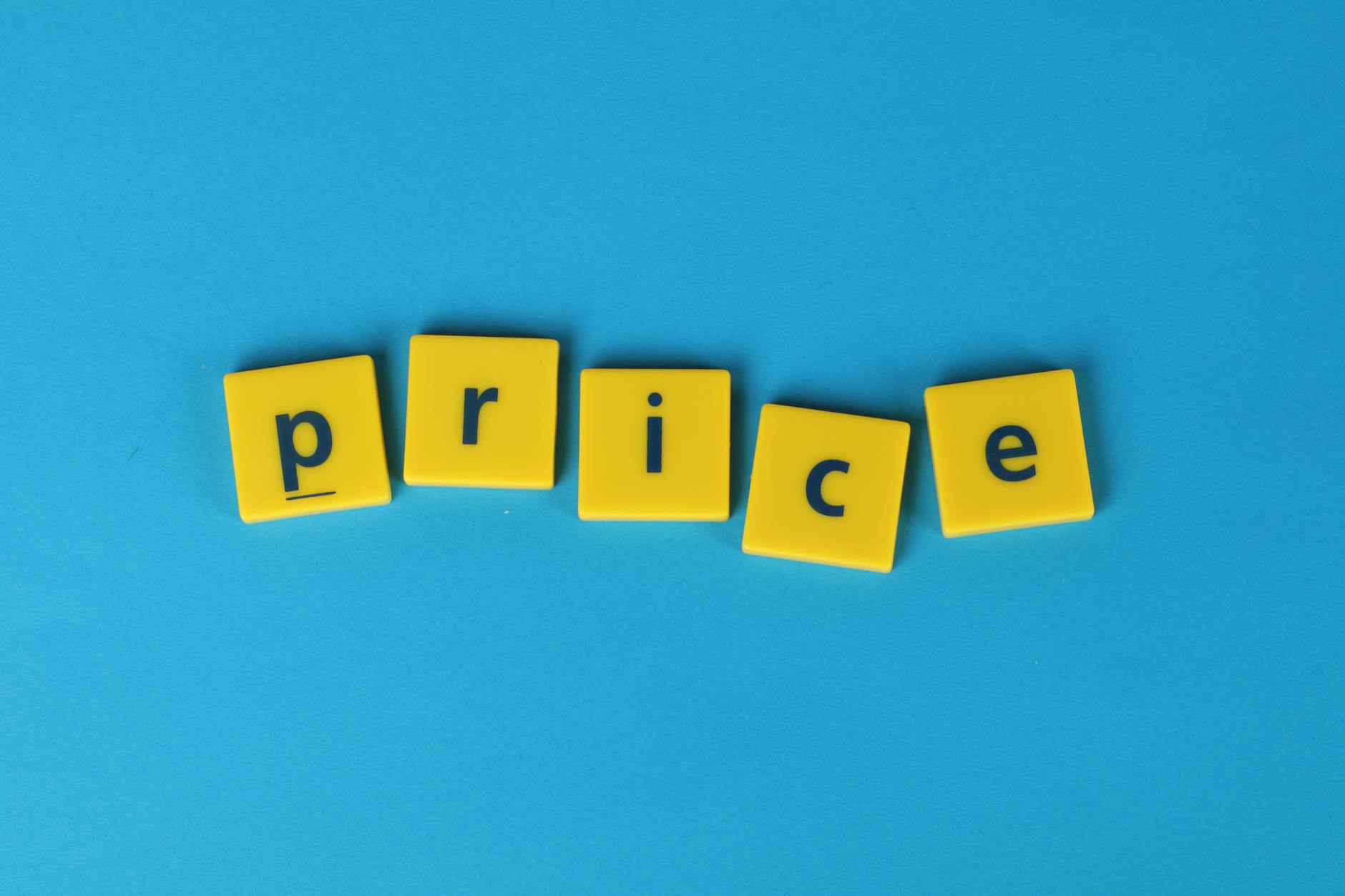 Mot price en lettres jaunes illustrant la question d'afficher prix site web