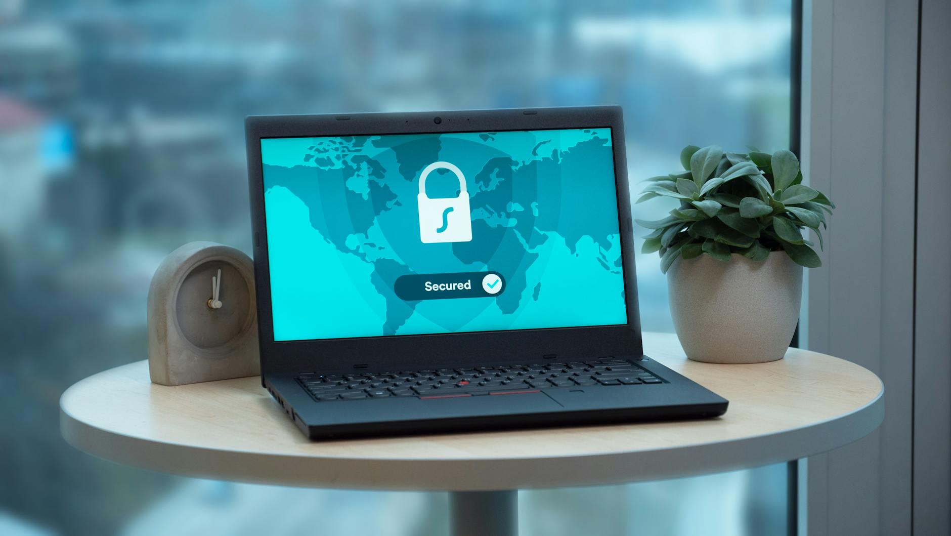 Ordinateur portable affichant un cadenas de sécurité, conformité RGPD des outils analytics