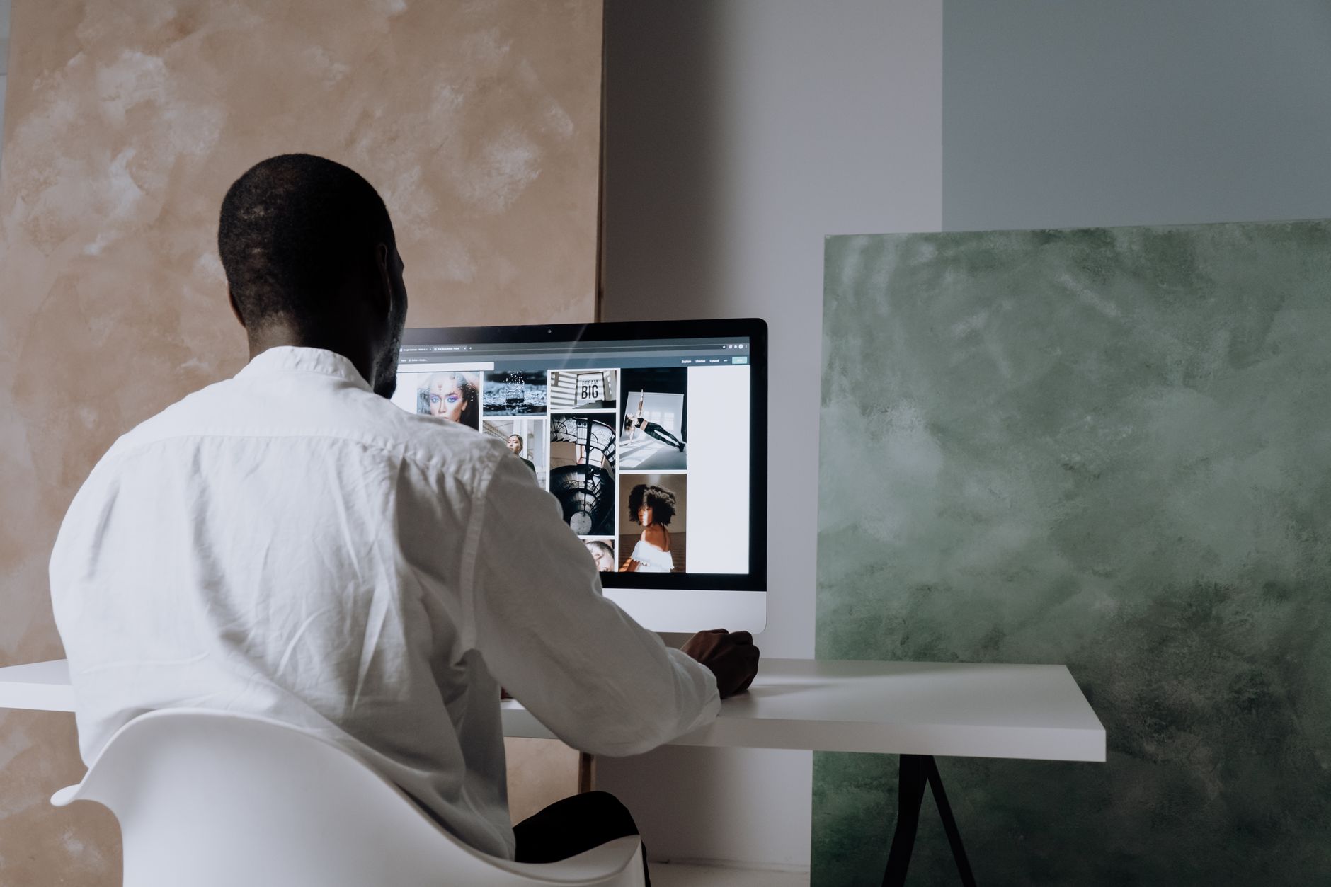 Visiteur naviguant sur une galerie d'images sur ordinateur portable, illustrant le rendu des images optimisées sur site web