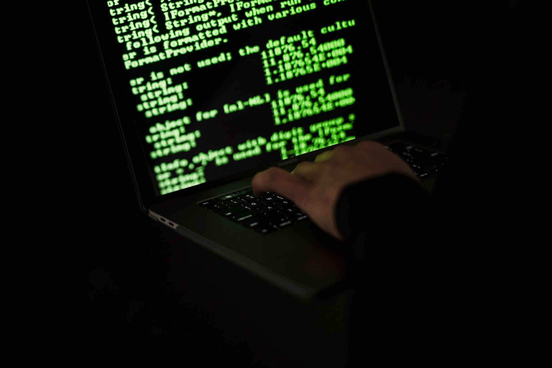 Attaquant qui cible un site web de TPE pour compromettre sa sécurité