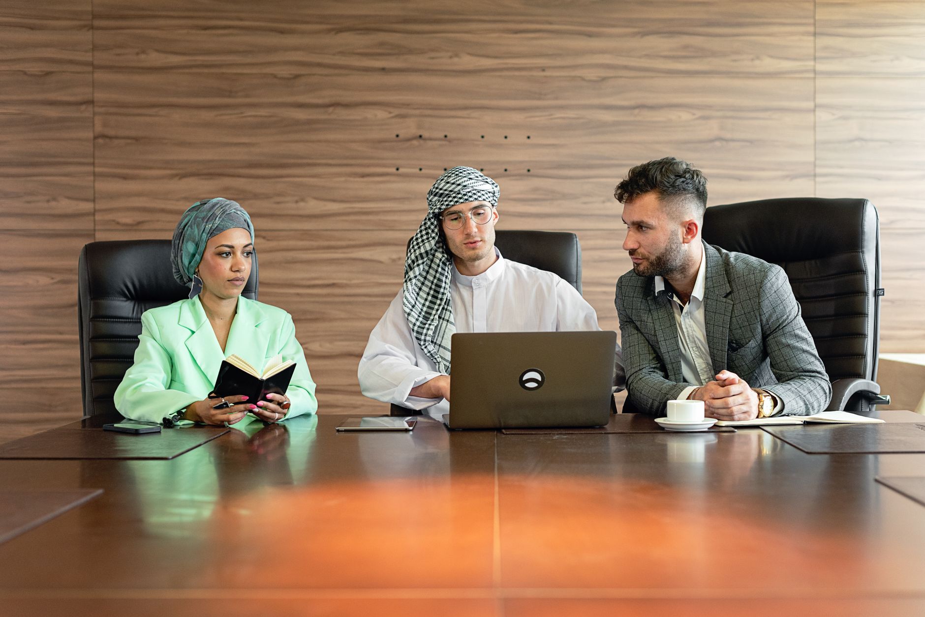 Équipe multiculturelle en réunion business, contexte typique d'un projet de site web multilingue