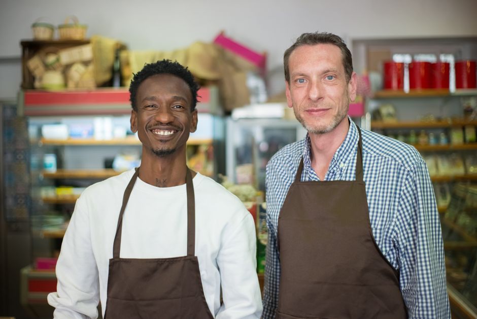 Deux propriétaires d'une petite boutique souriants, exemple de photo d'équipe authentique pour une page À propos crédible