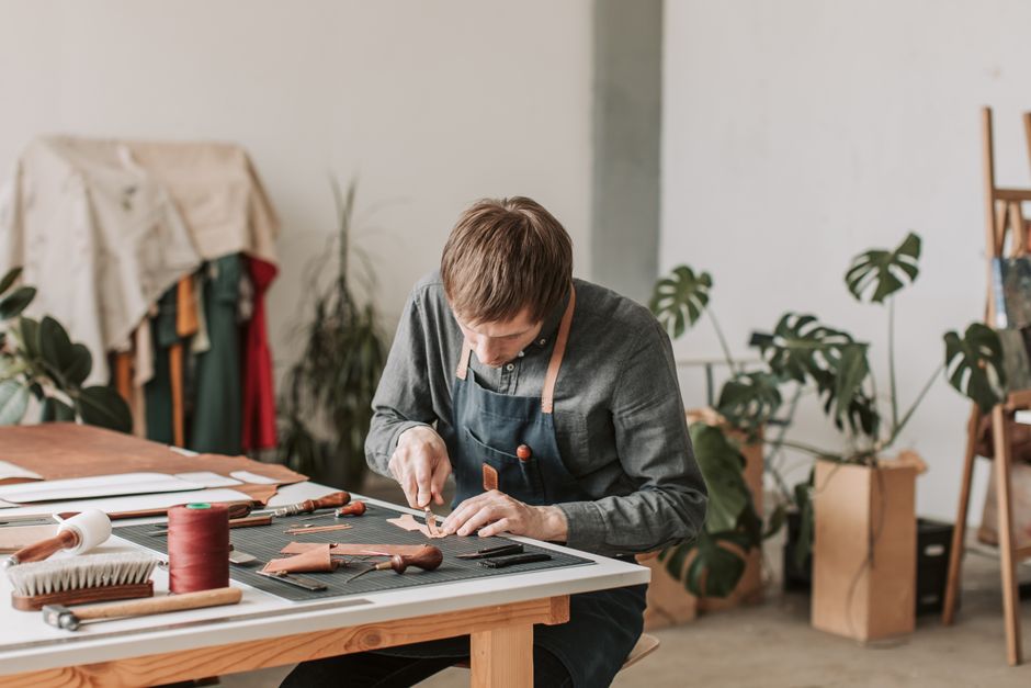 Artisan au travail dans son atelier, exemple visuel de la preuve d'expérience à mettre en avant sur une page à propos site web
